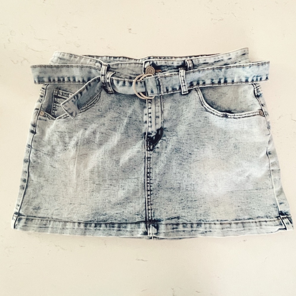 Gogo Jeans Acid Washed Denim Belted Mini Skirt Juniors Size 15/32 New